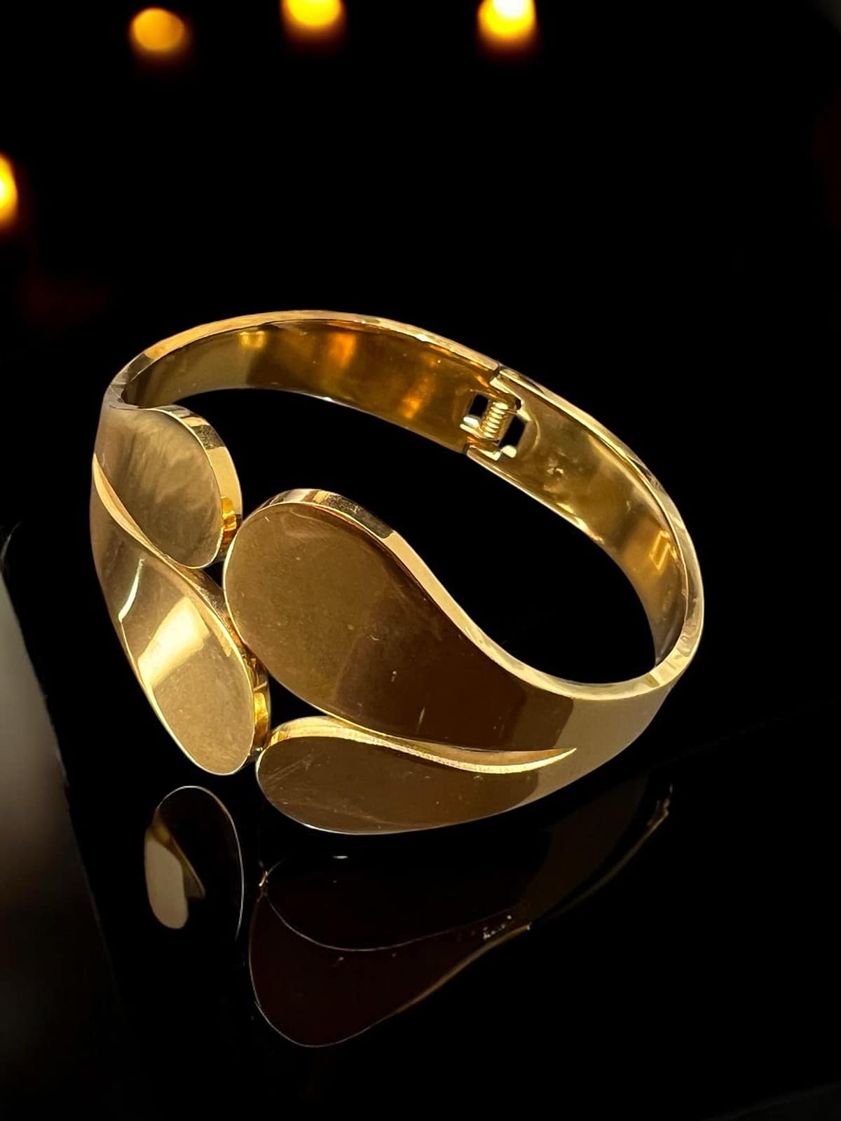 Alia Bold Petal Bracelet