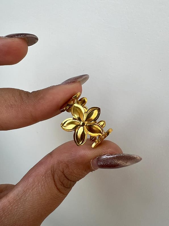 Elegant Gold Daisy Flower Statement Ring for Women with Floral Design